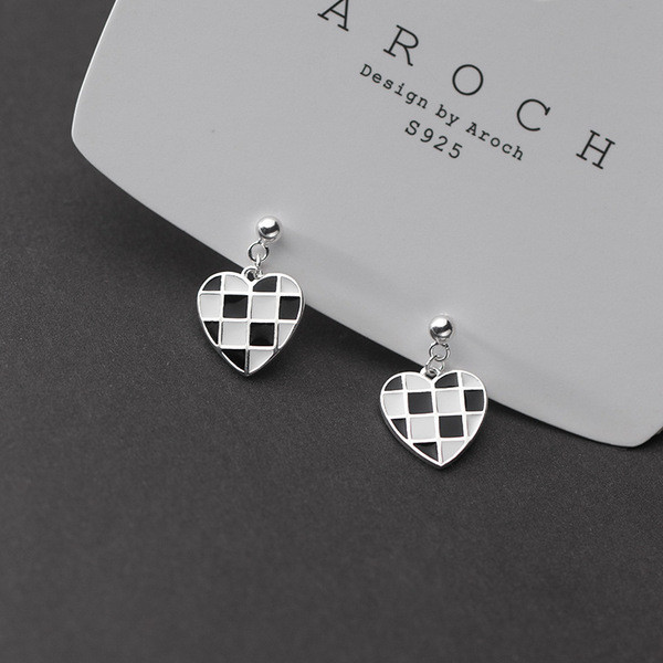 A34818 s925 sterling silver simple heart black white grid earrings