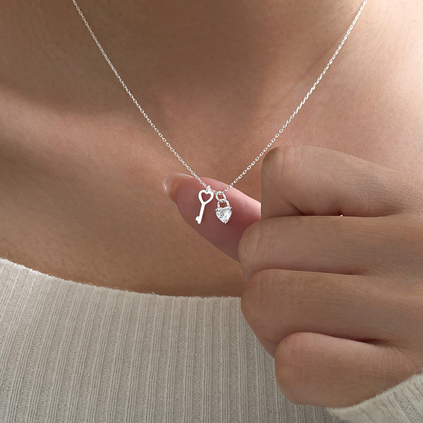 A44255 s925 silver sweet rhinestone heart key heartshape necklace