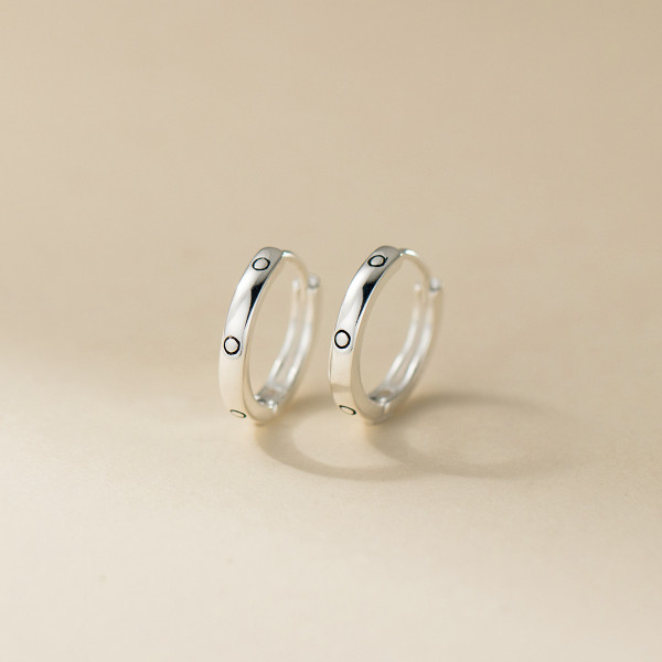 A46277 s925 sterling silver simple black circle ear buckle