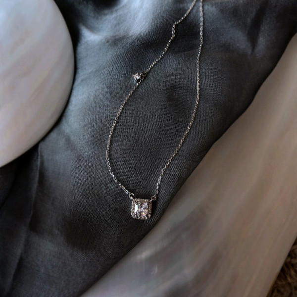 A44557 s925 silver trendy sweet unique square rhinestone cross necklace