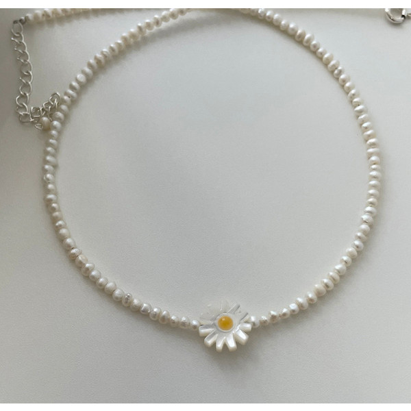A34176 beaded pearl daisy necklace