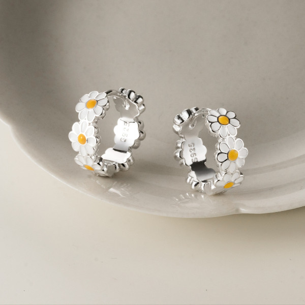 A43966 s925 sterling silver white daisy sweet trendy flower hoop earrings