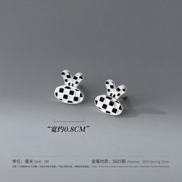 A38077 s925 sterling silver rabbit stud black white grid earrings