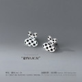 A38077 s925 sterling silver rabbit stud black white grid earrings